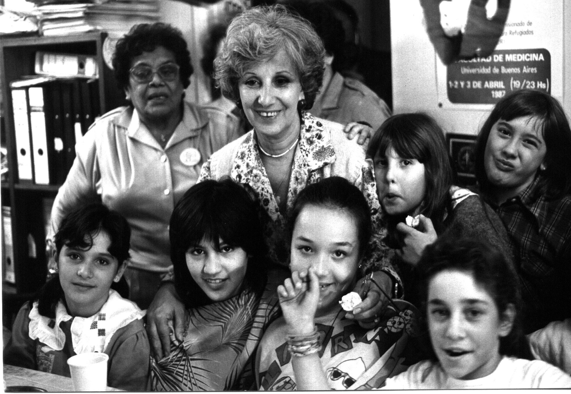 Año 1987. Estela junto a un grupo de nietas restiuidas.